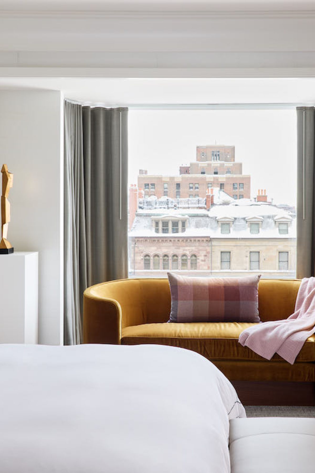 62f7c7f71b376a9bdfd2873b_13.-The-Newbury_Guest-Suite-credit-Read-McKendree