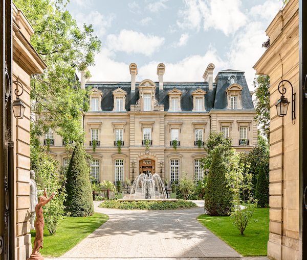 637cecf7b3accbc01fbbc4e7_Saint-James-Paris-Facade-1