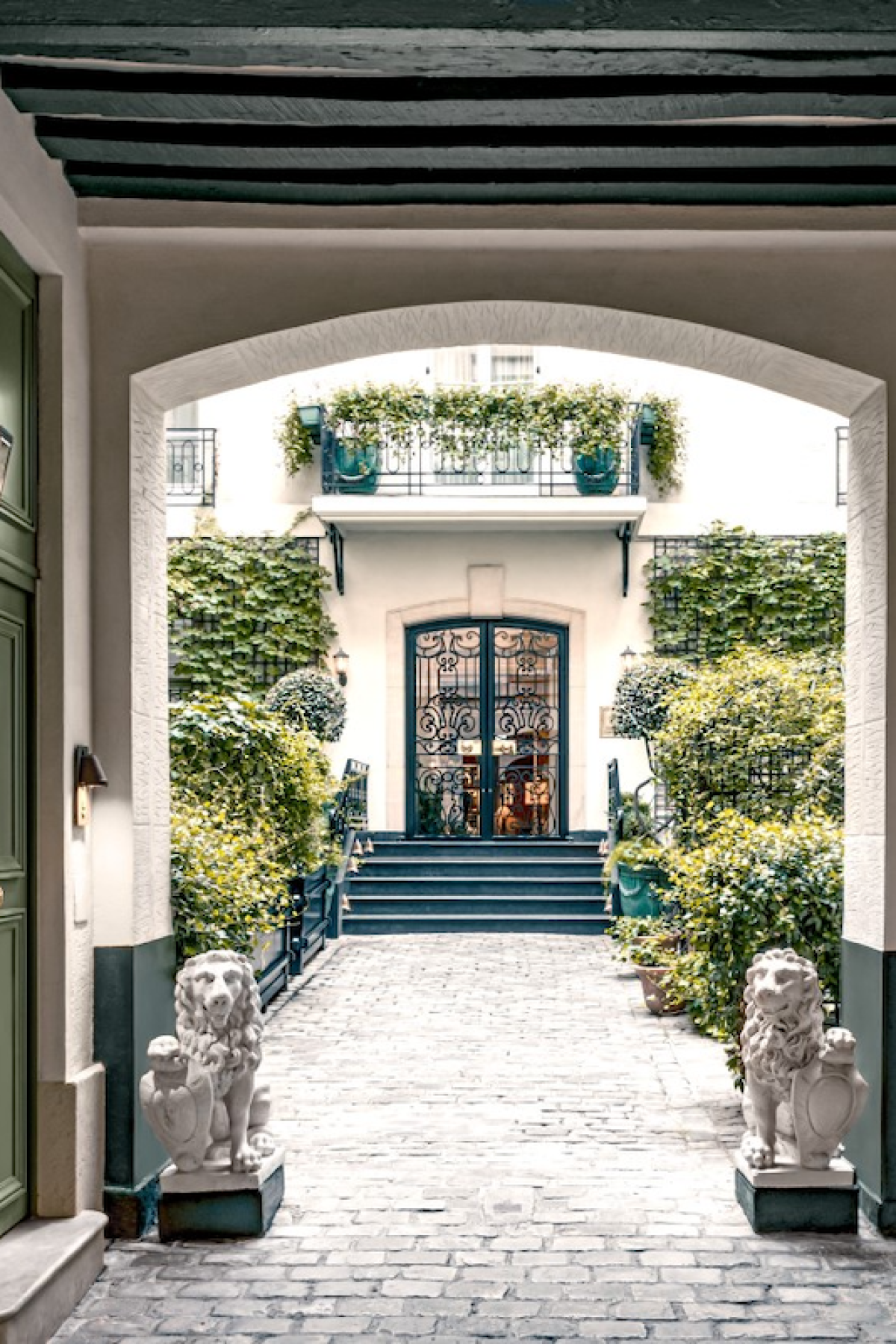 637cee11bcdc65b5474fa487_relais_courtyard