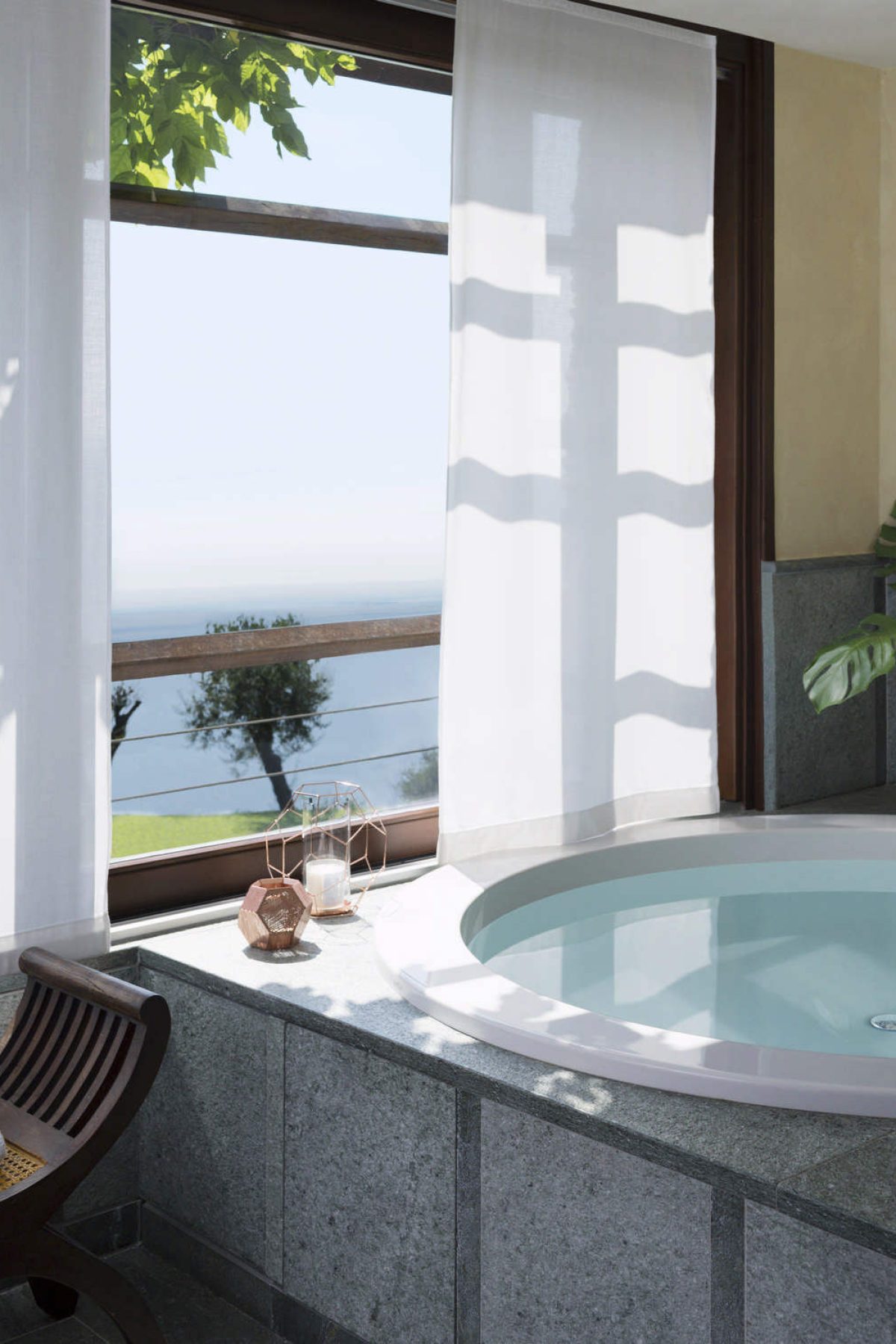 63b610a93b0ea93f501b00e7_19_Exclusive-Suite_Jacuzzi