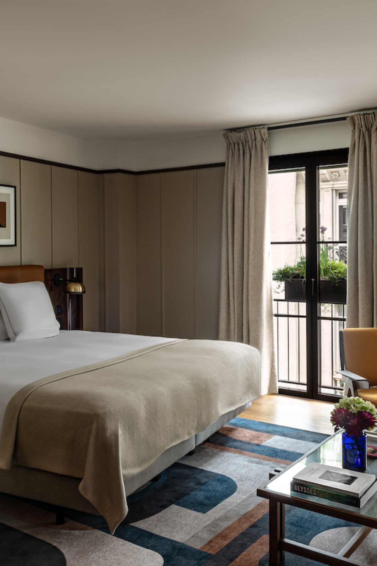 64efea58241a6f00f9bc363c_Norman-Paris-©-Deluxe-room-2