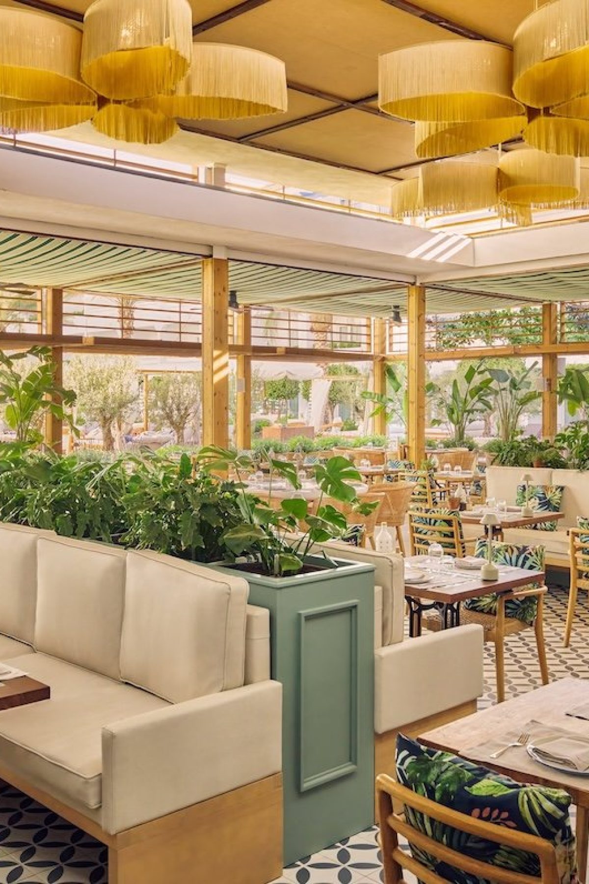 66802b7399ada6458fe2cfe7_Isola Ristorante Terrace Set Up