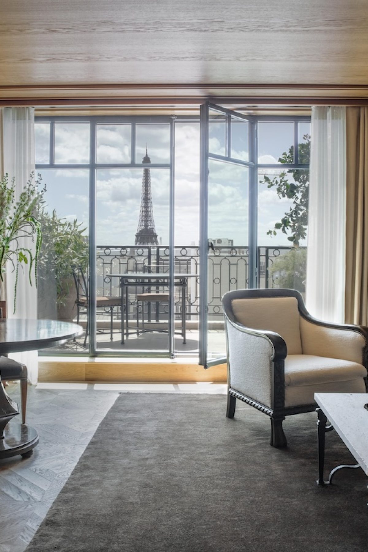 669bd5bd40b96ba8cd4f0a3d_Balzac-Suite-Ciel-de-Paris-salon-copyright-Matthieu-Salvaing