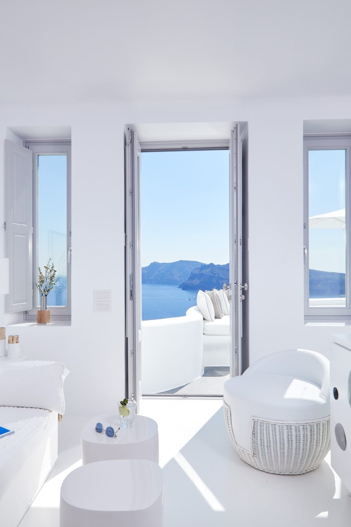 66bb71d436dedd0de84150b1_CanavesOia-Sunday-Suites-signature-photos-7