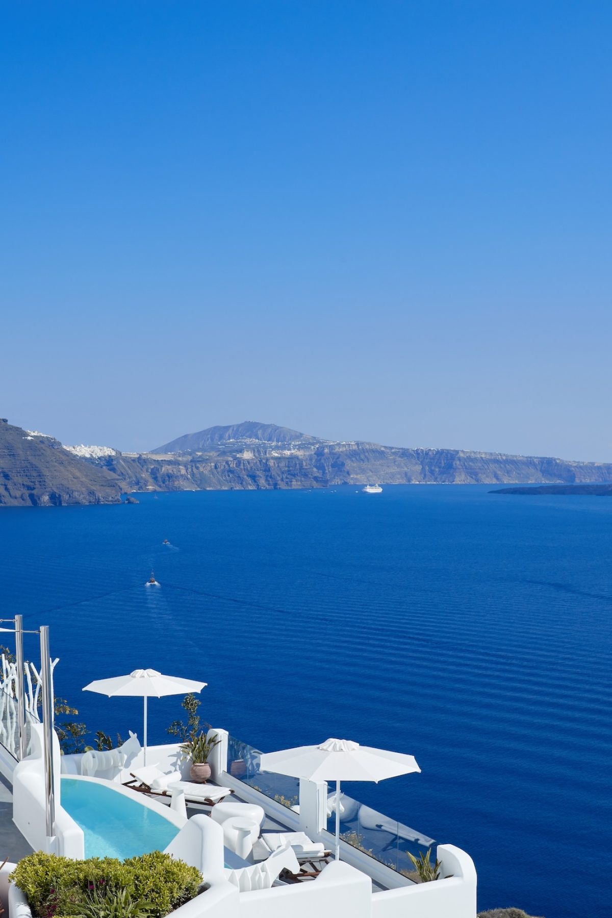 66bb725d5cd23794e3814e37_CanavesOia-Sunday-Suites-signature-photos-1
