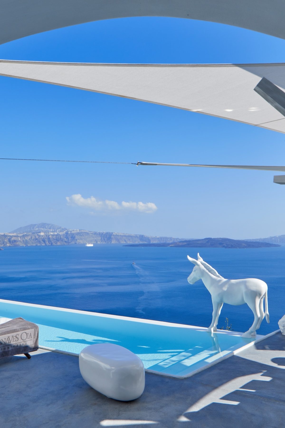 66bb72c0990dcd35c3cd6653_CanavesOia-Sunday-Suites-signature-photos-4