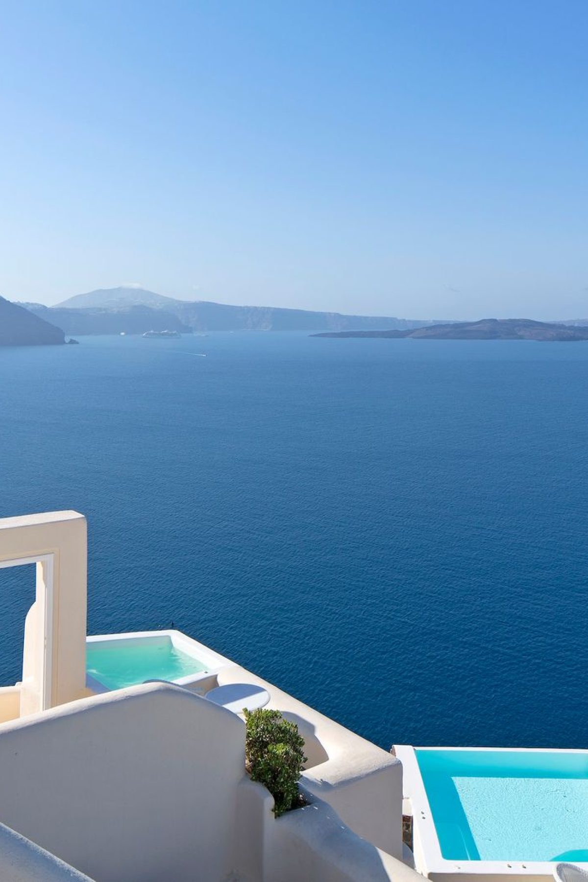 66e22b5ae8b2ceb10021c6bb_Canaves Oia Suites - signature1-p-1600